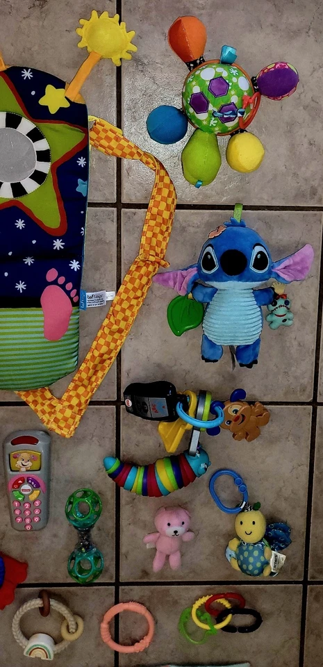 ENORME LOTE Disney, FP Taftoys, Infantino, Carters, Nuby Baby Sonajeros, Juguetes, Mordedor Foto 3 de 4