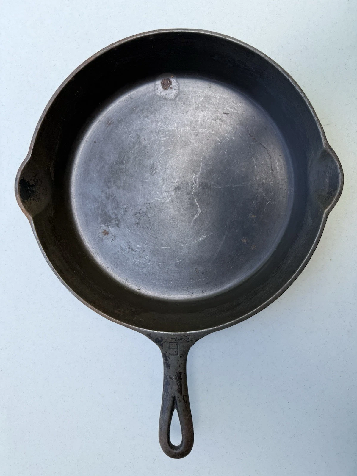 VINTAGE GRISWOLD CAST IRON SKILLET No # 9 710 B LARGE LOGO