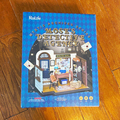 Rolife Mystic Archives Mose s Detective Agency 1:24 DIY Room Box Kit LED, 14+