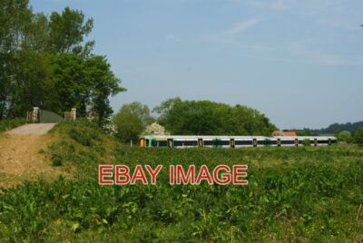 FOTOZUG IN HARDHAM SUSSEX ABGEBILDET AUF DER ARUN VALLEY LINE. THE SOUTH-BOUND