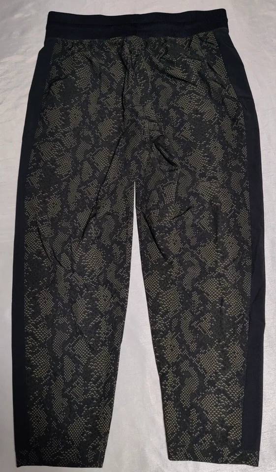 Pantalones JESSICA SIMPSON ACTIVE para mujer grandes negros verdes con estampado de piel de serpiente Foto 4 de 4