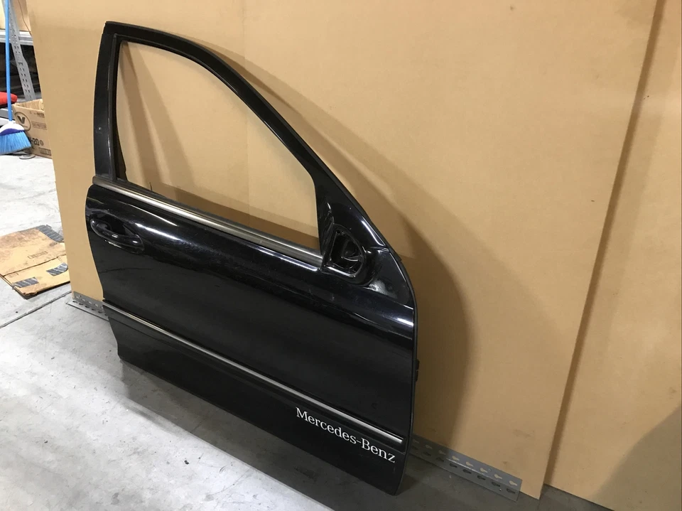 2002 Mercedes-Benz C32 Amg moldura de porta de passageiro dianteira direita completa preta fabricante de equipamento original - Imagem 3 de 4