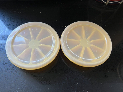 DOS moldes de cubitos de hielo con tapas bandeja redonda de almacenamiento AMARILLO vintage años 70 80 - Imagen 3 de 3