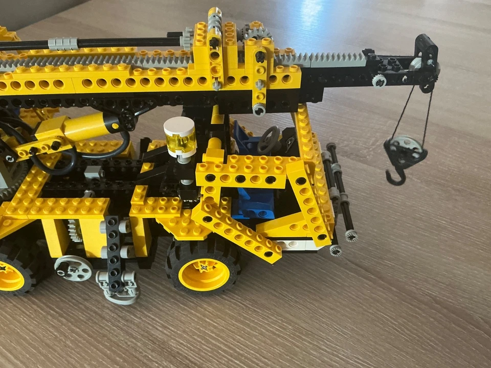 LEGO Technic 8460 Pneumatic Crane Truck / Mobile Crane, photo 3 sur 4