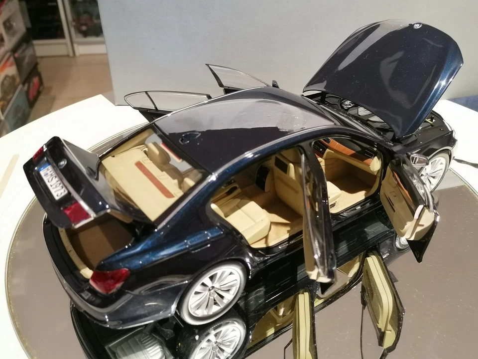 Kyosho 1/18 BMW 750li F02 Long Version Imperial Blue Metallic MINT Box Dealer - Immagine 2 di 4