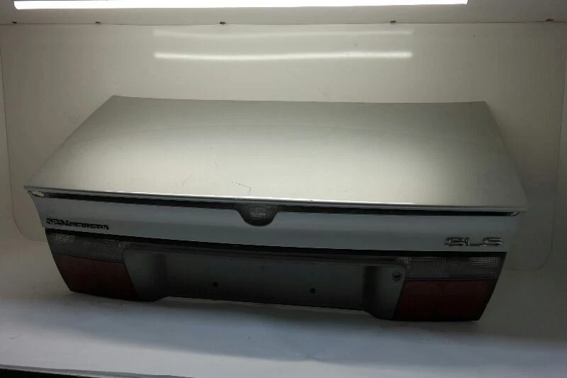 98 99 00 01 02 03 04 SEVILLE TRUNK HATCH TAILGATE W EMBLEM ON UPPER LAMP Foto 2 de 4