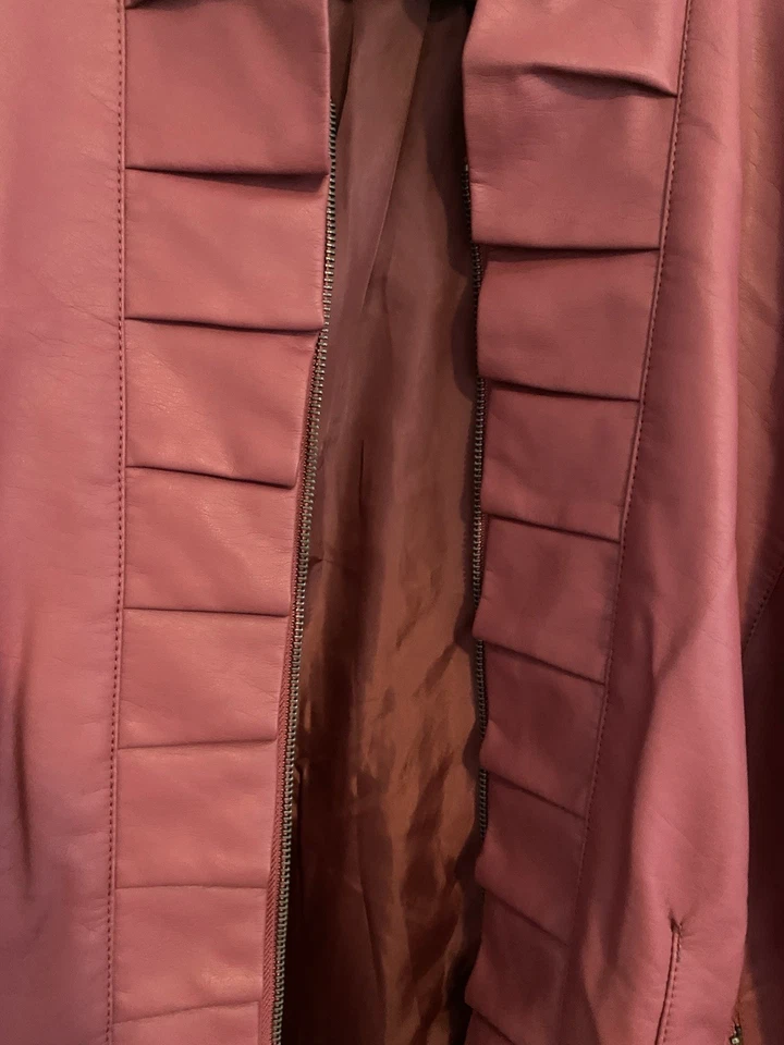 全新 OSO Casuals 橄榄人造皮革长袖荷叶边拉链前夹克 — 第 3/4 张图片