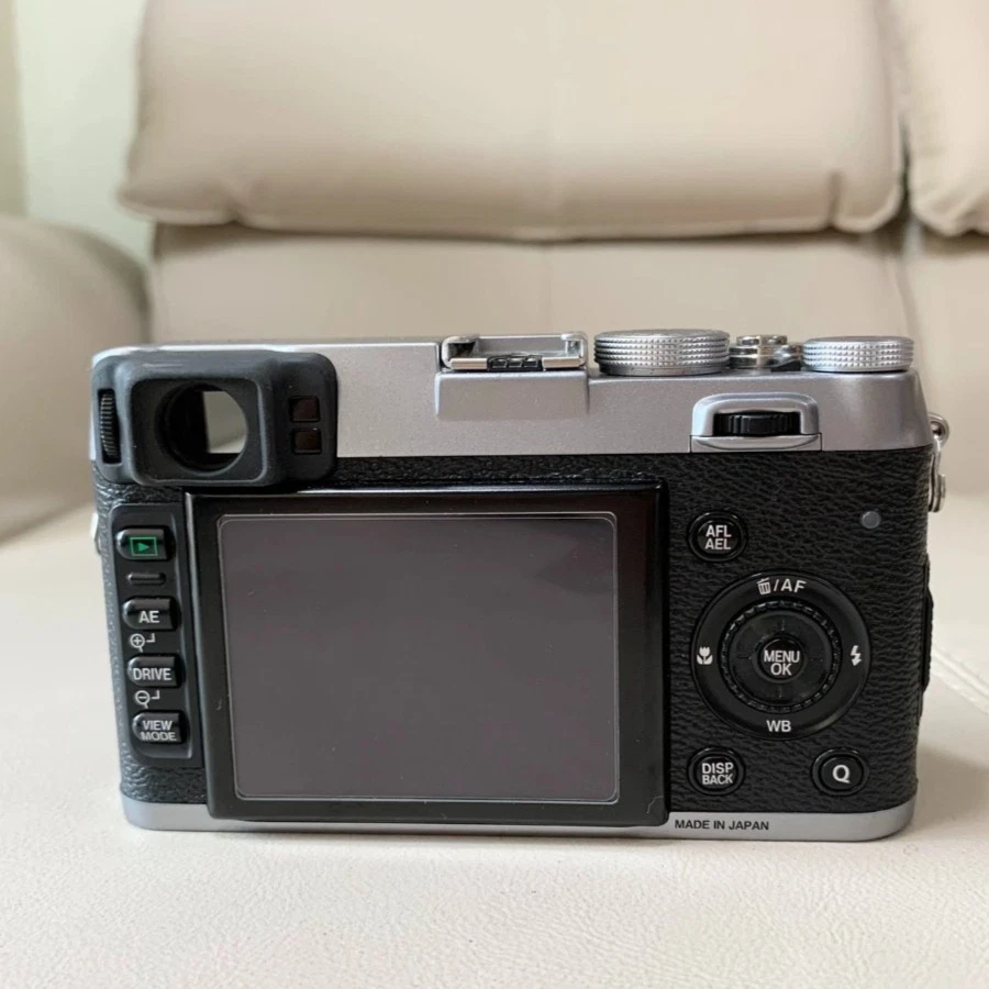 Fujifilm X100S Digital Camera Silver Black 16.3MP APS-C Hybrid View Film Sim - product detail image 4