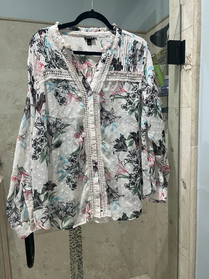 Torrid Chiffon Clip Dot W/Lace Inset V Neck Top Floral Pattern 2x Long Sleeve