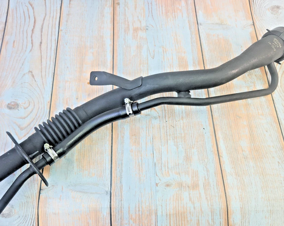 Cuello de llenado de combustible Spectra Premium FN916 para Toyota Tacoma 1995-2000 7720135470 Foto 2 de 4