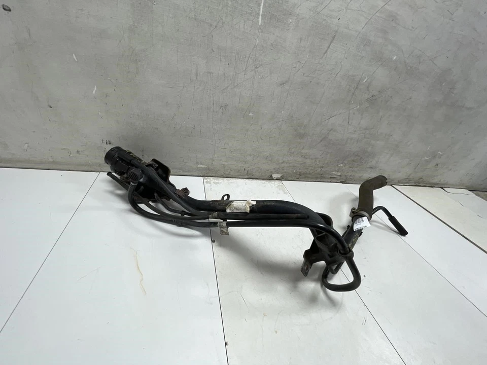 Ford Focus SE 2014 sedán cuello de llenado de combustible OEM+ Foto 2 de 4