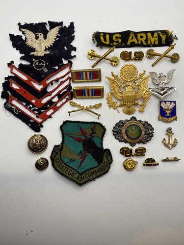 military collectibles misc. lot of uniform insignias, patches, Pins And Buttons - Picture 10 of 12