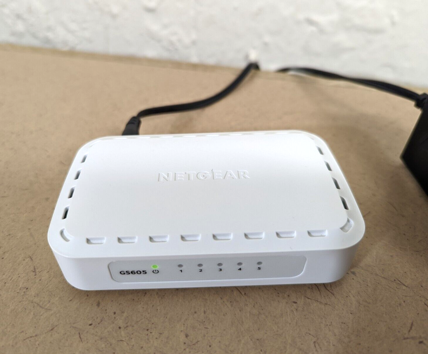 NETGEAR GS605v5 5-Port Gigabit Ethernet Switch 10/100/1000 Mbps w ...