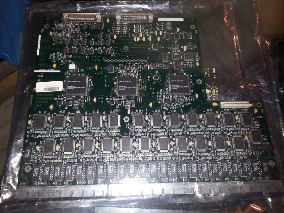 Lot of Intel express hub ee220tx ee110tx 24ports stackable switch New old stock  - Image 4 of 4