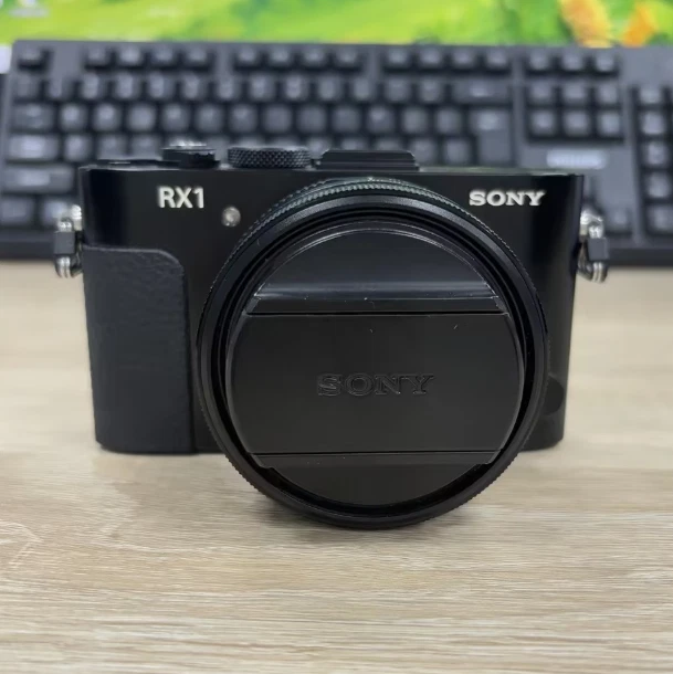 Sony DSC-RX1 Sony Cyber-shot Less than 3x Optical Zoom Digital