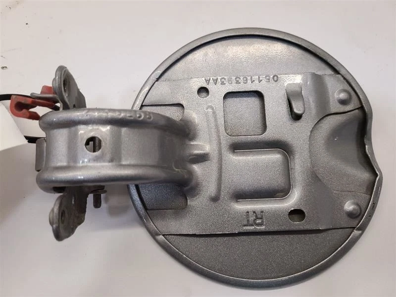 Dodge Grand Caravan 2011-2013 puerta de llenado de combustible plateada Foto 4 de 4