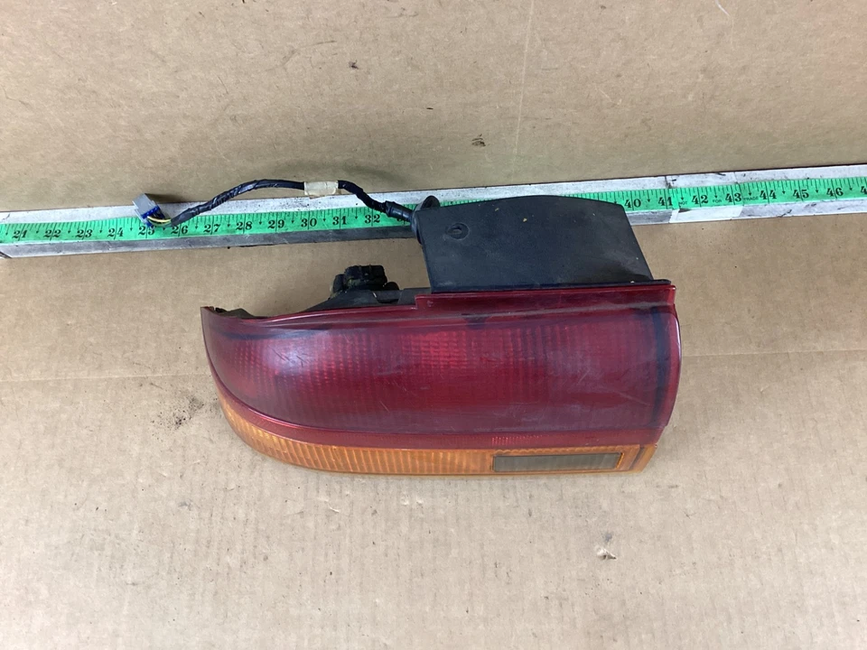Conjunto de luz trasera izquierda del lado del conductor Saturn serie S 1993-1995 sedán Foto 2 de 4