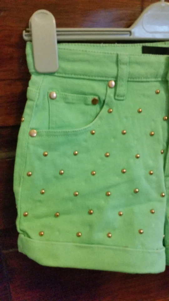 Pantalones Cortos Minkpink Para Mujer Cintura Mediana Alta Medalla Tachuelas Puños Pierna Como Nuevos Lindos Nuevos Foto 3 de 4