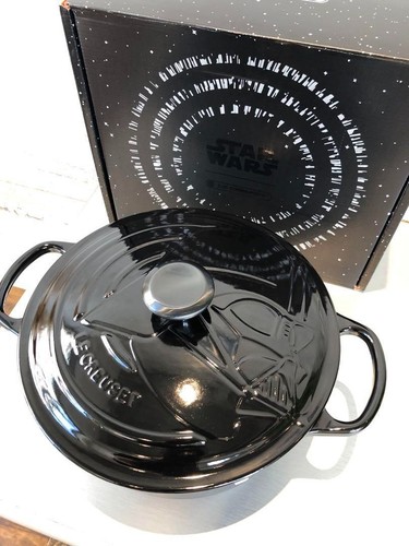 Le Creuset Star Wars Darth Vader Cocotte Ronde 26 cm nero lucido 2019 NUOVO F/S - Foto 7 di 7