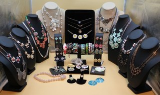 Mixed Lot 50 pieces Fashion Costume Jewelry Necklaces Earrings Bracelets