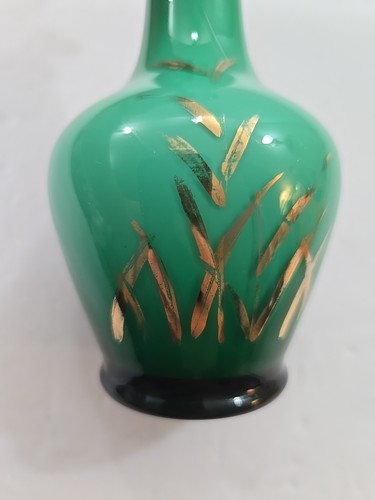 Vintage Green Opaque Glass Bud Vase 8″ Hand-Painted Gold Wheat Motif & Trim - Picture 9 of 13