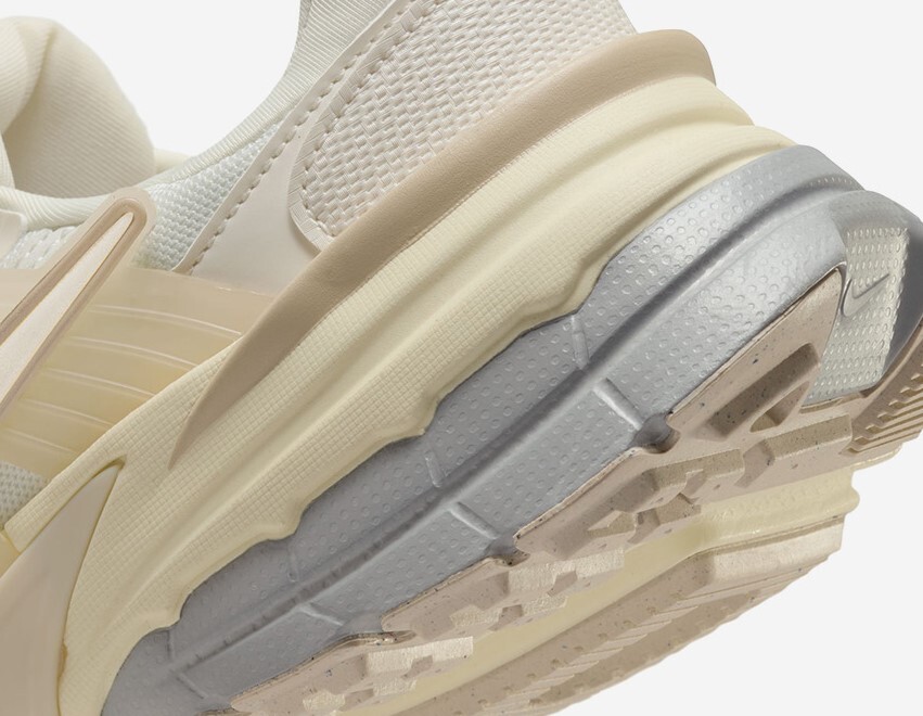 Nike Women's V2K RUN TRK3 HQ1512 110 sneakers