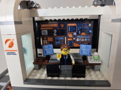 LEGO City: Deep Space Rocket & Launch Control (60228), 100% Complete w/ Box - Picture 3 of 11