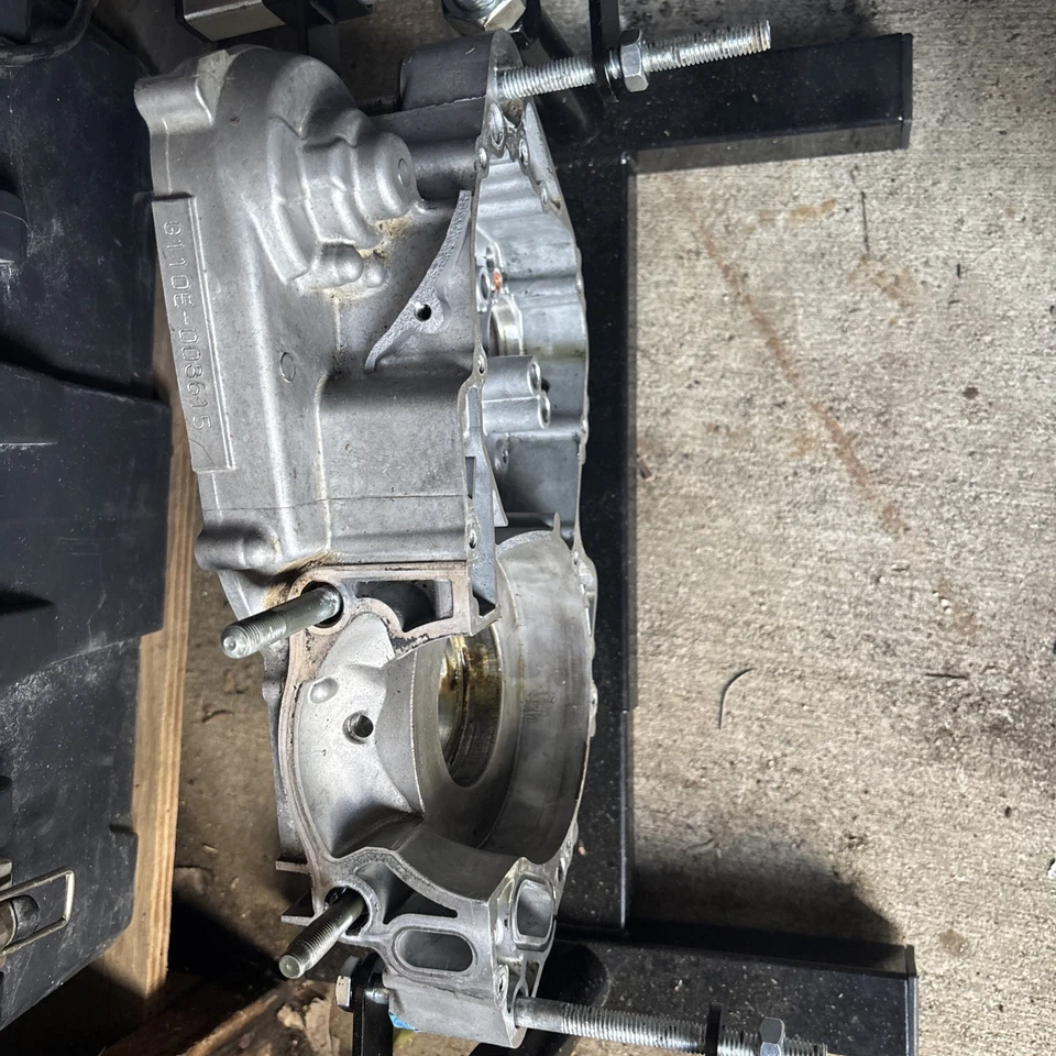 Yamaha YZ250 2004 cárter lateral derecho cárter medio extremo inferior Foto 2 de 4