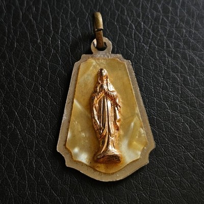 Medaille Jungfrau Maria vergoldet auf Perlmuttgrund Stahlfassung religiöser Anhänger 