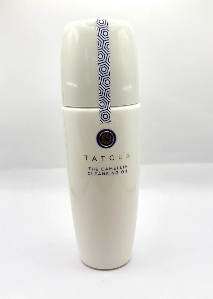 Aceite limpiador de camelia Tatcha: desmaquillante y limpiador facial 2 en 1 (5,0 fl oz) Foto 3 de 4
