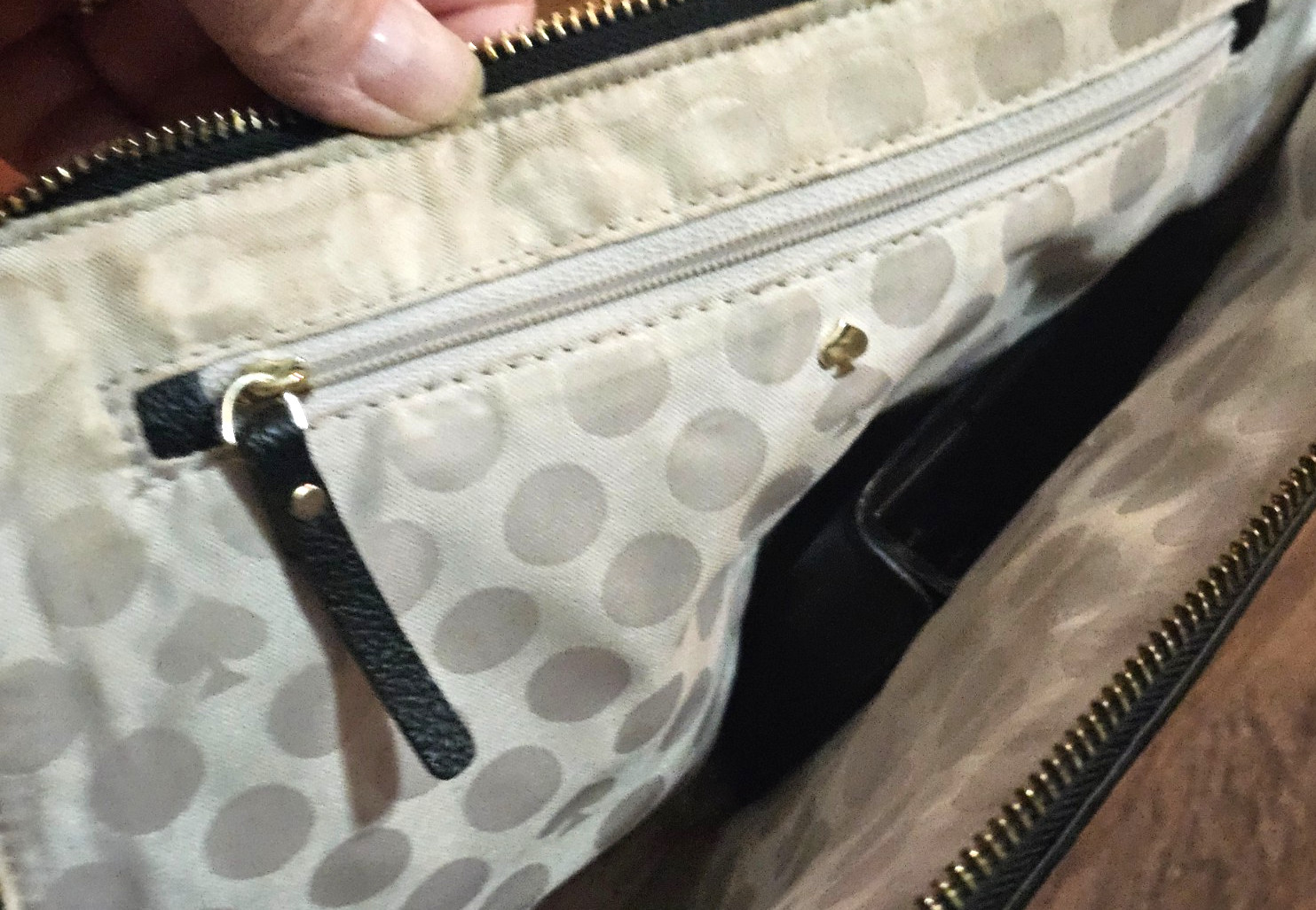 Kate Spade Everpurse Quentin Black & White Clutch Charge your iPhone with Box