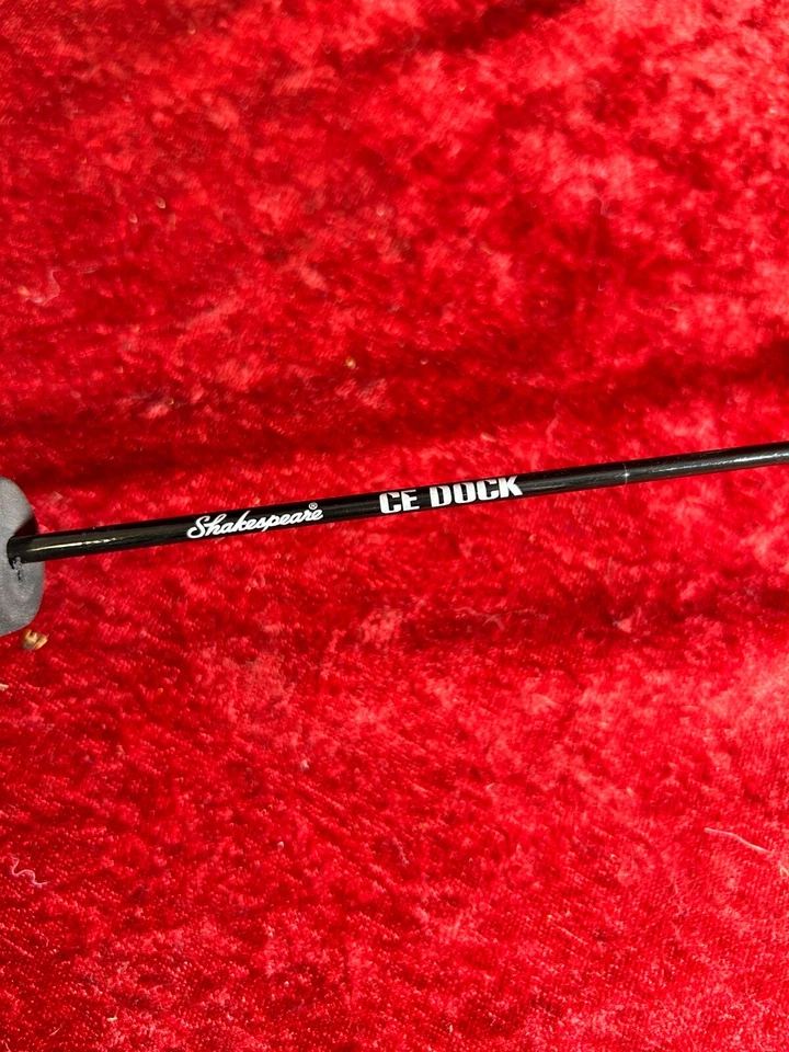 Barra de fundición Shakespeare Ice Dock mediana de 30" y caña para niños Foto 2 de 3