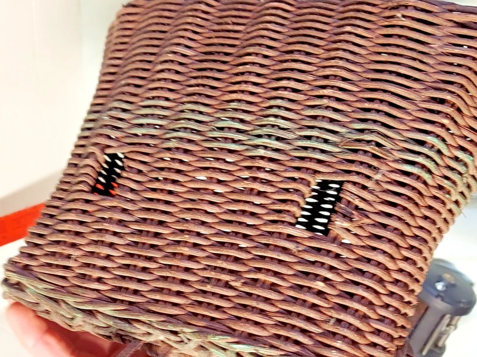 CESTA DE PESCA CON MOSCA CREEL VINTAGE. Foto 4 de 4