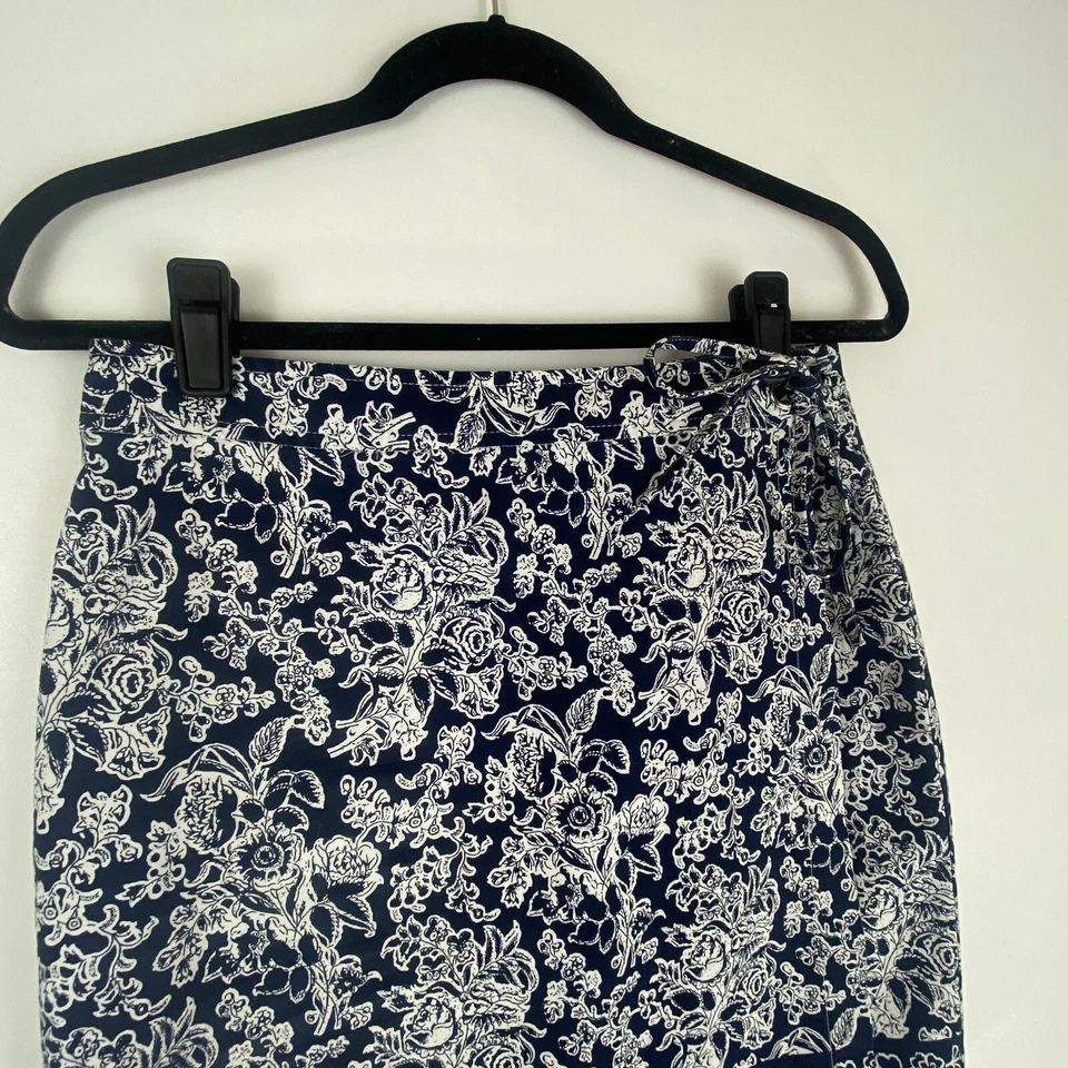 Ann Taylor Mujer 8 Falda Envolvente Mini Azul Marino Blanco Floral Lateral Corbata Nudo Casa de Campo Foto 3 de 4