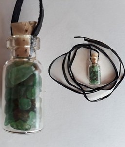 COLLIER PENDENTIF FIOLE EN VERRE DE PIERRES CRISTAL DE ROCHE méditation