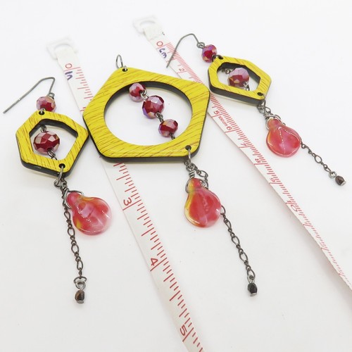 Tesoros recuperados--Colgante y pendientes de cuentas de acrílico y vidrio amarillo de SoniaMcD - Imagen 17 de 18