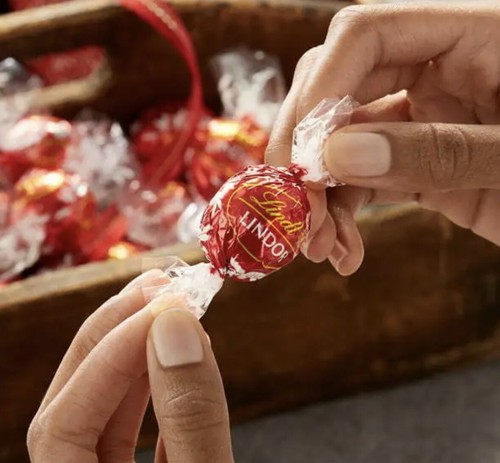 Lindt LINDOR Holiday Milk Chocolate Candy Truffles, 8.5 oz. Bag - Picture 4 of 6