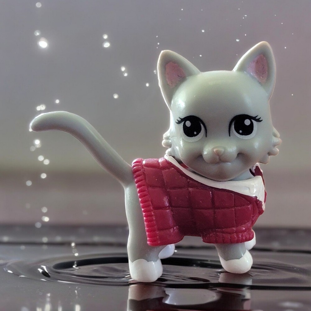 Polly Pocket Pets Totally Trendy Pet Spa 2006 Grey Kitten Animal with Robe
