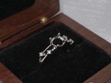 Versilberte Ringfassung – Ring Rohling ohne Hauptstein, mit kleinen Steinen