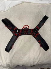 Mens Over The Head Chest Harness In Black Leather With Red Hardware