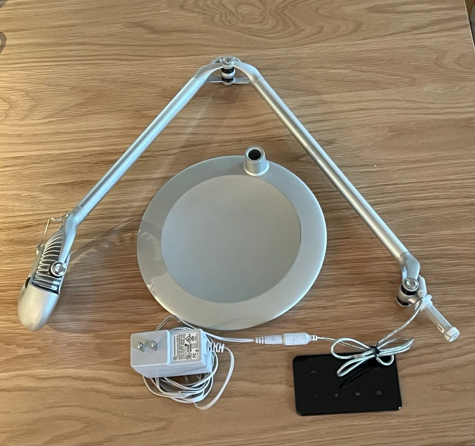 Luz de escritorio Humanscale Element 790 LED plateada con base estándar Foto 2 de 4