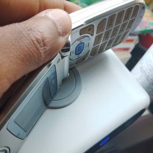 Verizon LG Flip Phone - Picture 1 of 6