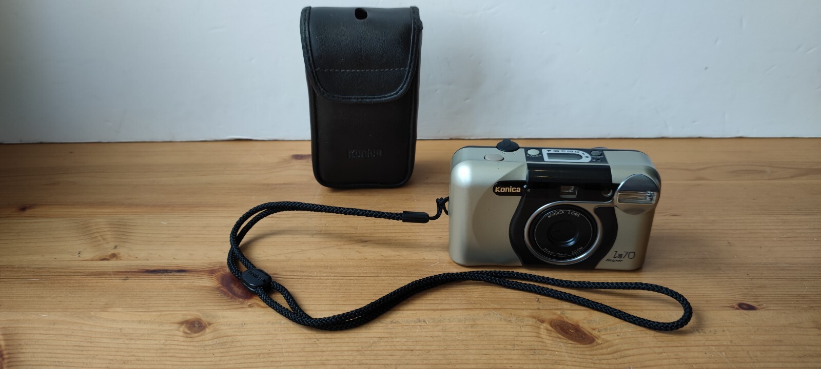 KONICA Z-UP 70 Super 35mm film point and shoot camera with Case