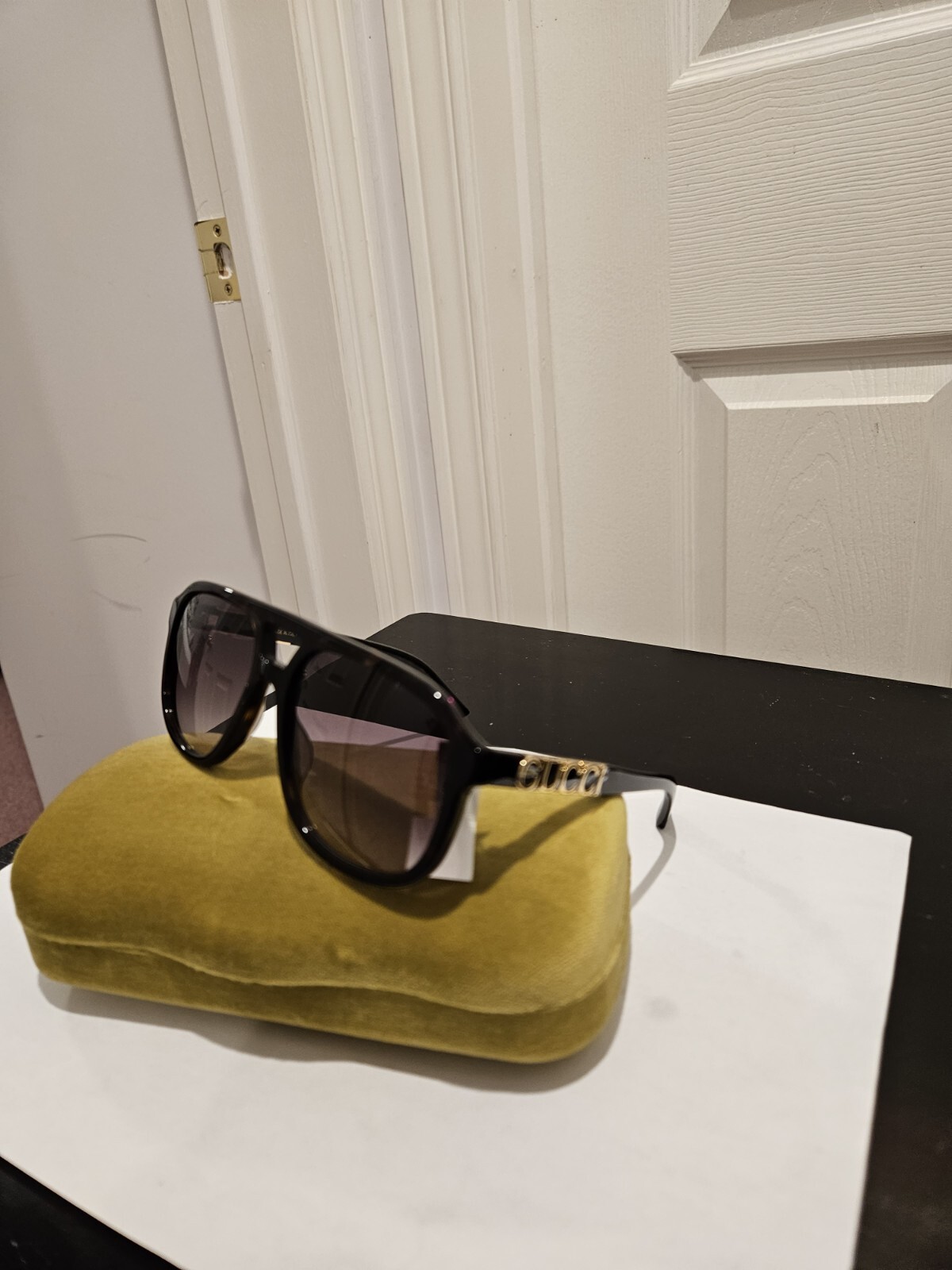 GUCCI Unisex Aviator Sunglasses with Gold Logo - Stylish & Chic image 3