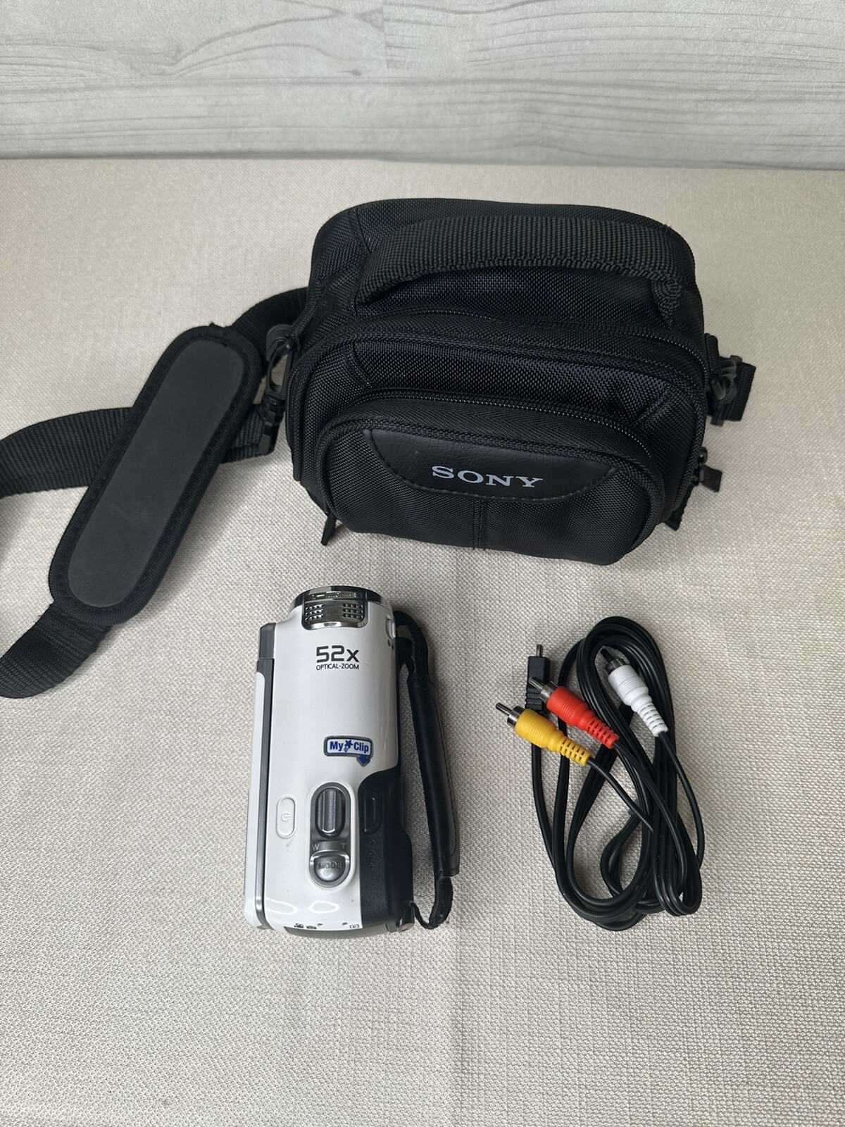 Samsung HMX-f90 HD Camcorder-White - W/Sony Bag-16gb Memory Card-Lens Stuck Open