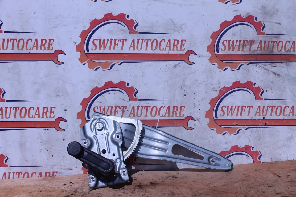 Механизм ручного регулятора стекла задней правой двери Toyota Yaris 2006 - 2011 - Изображение 3 из 4