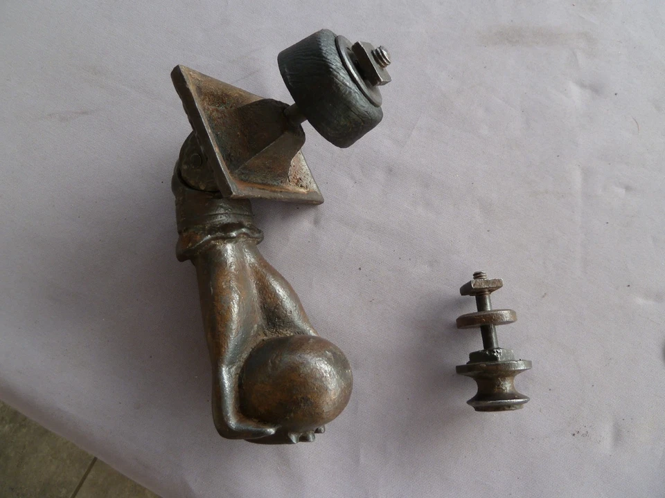 Ancien heurtoir en fonte , main baguée, complet - Photo 3/3