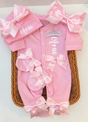 Baby Mädchen Schlafanzug Mütze Handschuhe Stirnband beliebiger Name Neugeborene Schleifen rosa Set Outfit