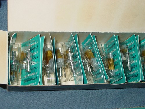 Lot of 37 1N2970 Motorola 6.8V 20% 10W Zener diodes NOS stud mount - Picture 3 of 3