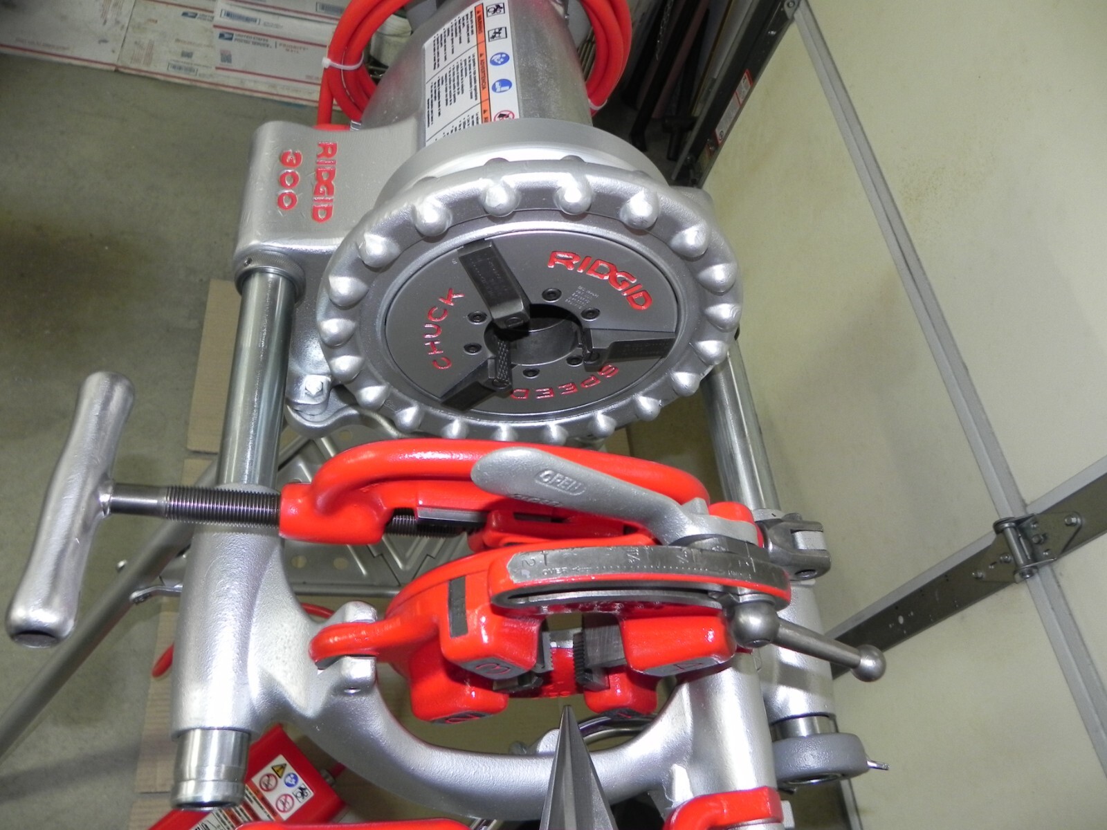 RIDGID 300 PIPE THREADER 115V, 38 RPM W. cutter, reamer, die head